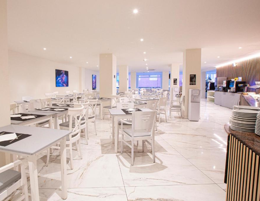 Imagen del bar/restaurante del Hotel Fleming Playa Poniente. Foto 2