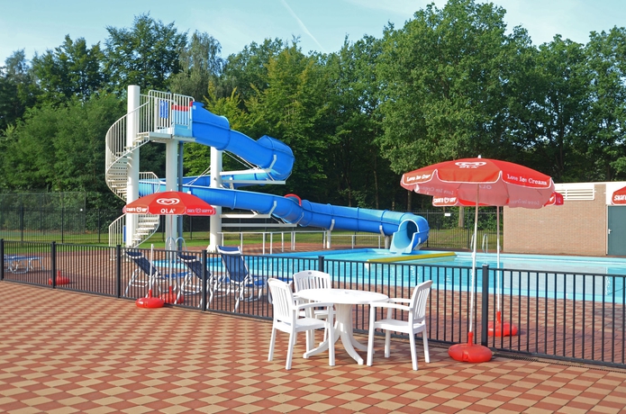 Imagen de la piscina del Hotel Fletcher Familiehotel De Hunzebergen. Foto 15
