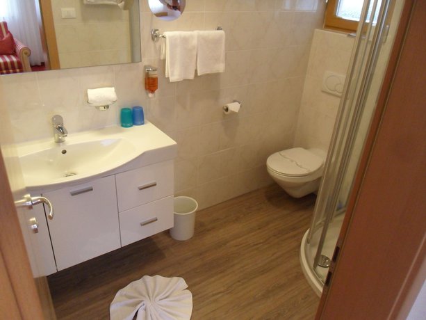 Imagen de la habitación del Hotel FleurAlp. Foto 12