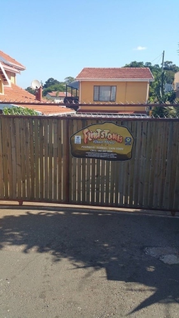 Imagen de los exteriores del Hotel Flintstones Guest House Durban. Foto 15
