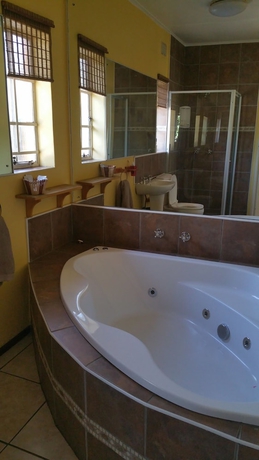 Imagen de la habitación del Hotel Flintstones Guest House Fourways. Foto 9