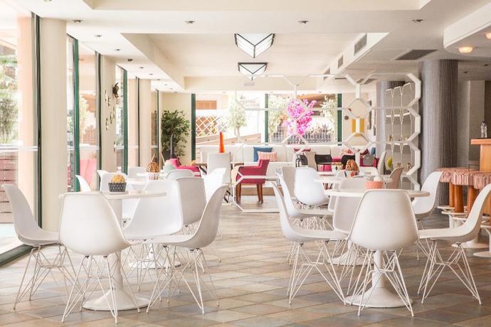 Imagen del bar/restaurante del Hotel Flisvos Royal Tolo. Foto 5