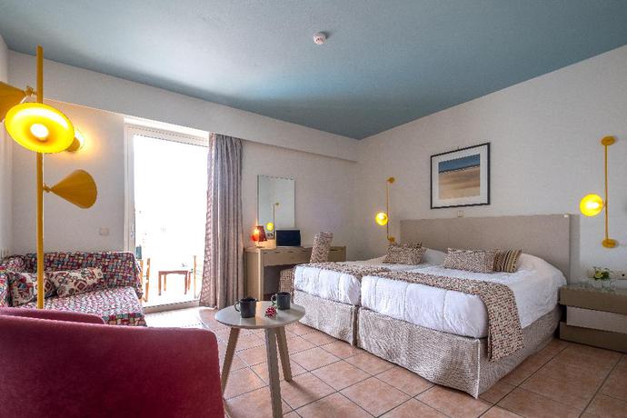 Imagen de la habitación del Hotel Flisvos Royal Tolo. Foto 7