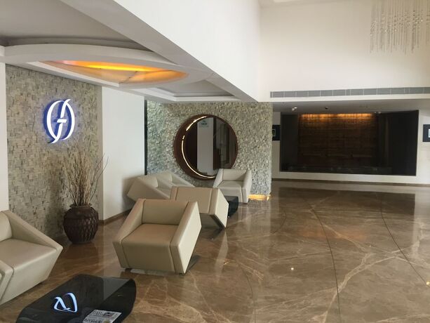 Imagen de los interiores del Hotel Flora Airport and Convention Centre Kochi. Foto 35