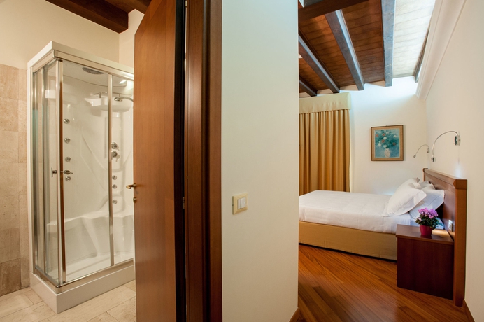 Imagen de la habitación del Hotel Flora, CAGLIARI. Foto 8