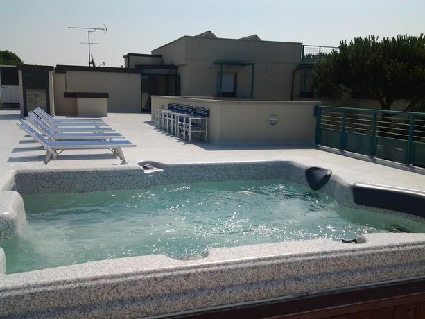 Imagen de la piscina del Hotel Flora, Marina di Bibbona. Foto 19