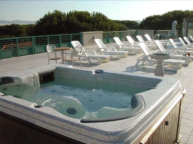 Imagen de la piscina del Hotel Flora, Marina di Bibbona. Foto 20