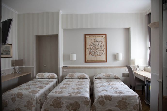 Imagen de la habitación del Hotel Flora, Milán. Foto 8