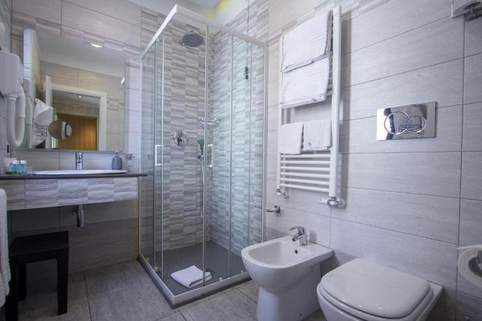 Imagen de la habitación del Hotel Flora, Mil&aacute;n. Foto 17
