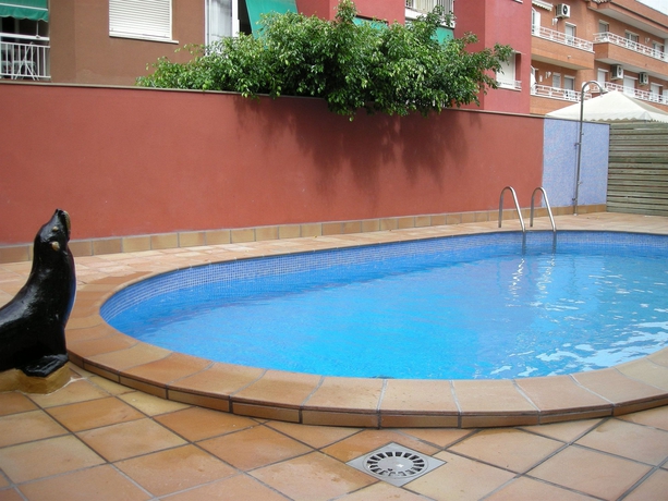 Imagen de la piscina del Hotel Flora Parc. Foto 16