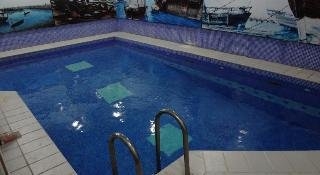 Imagen de la piscina del Hotel Flora Park Apartment. Foto 12