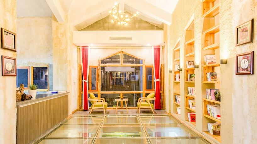 Imagen de los interiores del Hotel Floral Hotel Fenghuang Huercaowu. Foto 18