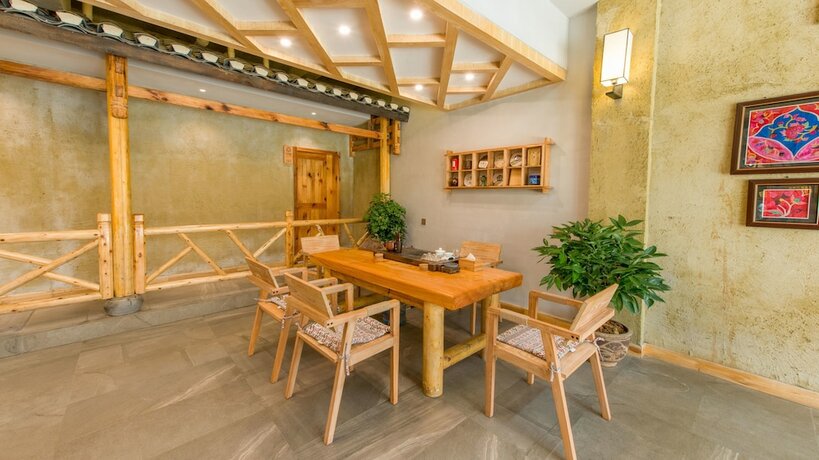 Imagen de los interiores del Hotel Floral Hotel Fenghuang Huercaowu. Foto 20
