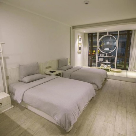 Imagen de la habitación del Hotel Floral Hotel Fenghuang Molan Riverview. Foto 19