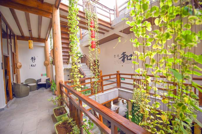 Imagen de los interiores del Hotel Floral Hotel Tengchong Heshun Hemuju. Foto 18