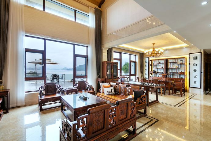 Imagen de los interiores del Hotel Floral Qiandaohu Shangju Villa. Foto 20