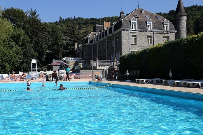 Imagen de la piscina del Hotel Flor&eacute;al La Roche-en-ardenne. Foto 18