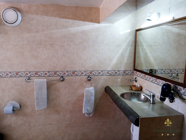 Imagen de la habitación del Hotel Florencia Regency. Foto 17