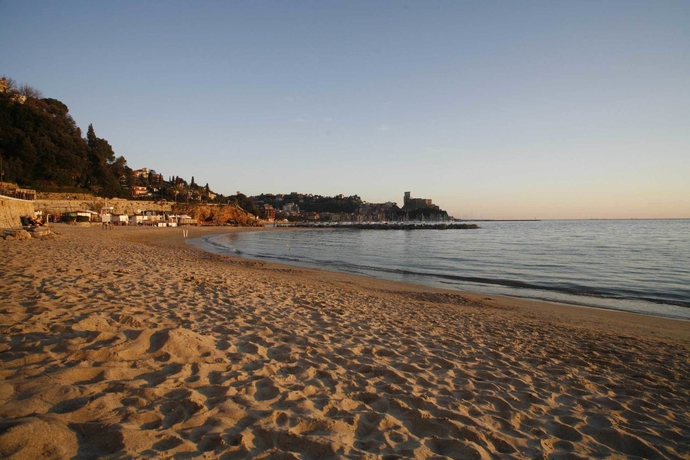 Imagen de los exteriores del Hotel Florida Lerici. Foto 8