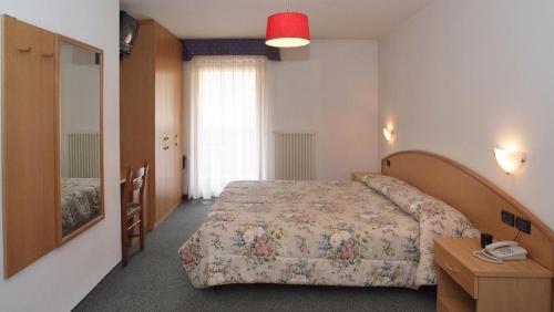 Imagen de la habitación del Hotel Flos. Foto 8