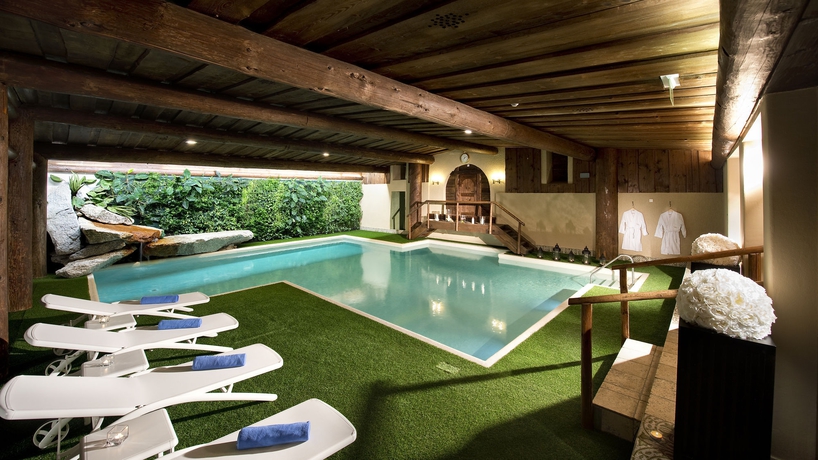 Imagen de la piscina del Hotel Fl&uuml;ela Davos, In The Unbound Collection By Hyatt. Foto 14