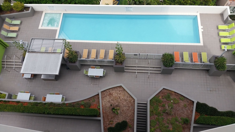 Imagen de la piscina del Hotel Flynn Brisbane. Foto 15