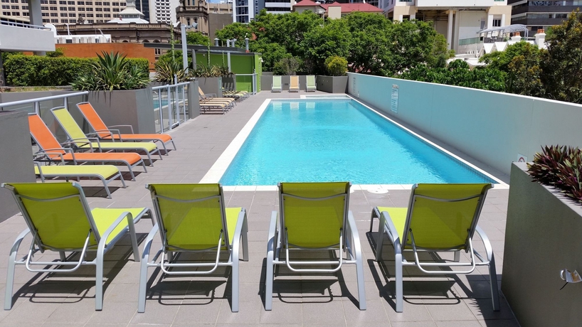 Imagen de la piscina del Hotel Flynn Brisbane. Foto 16