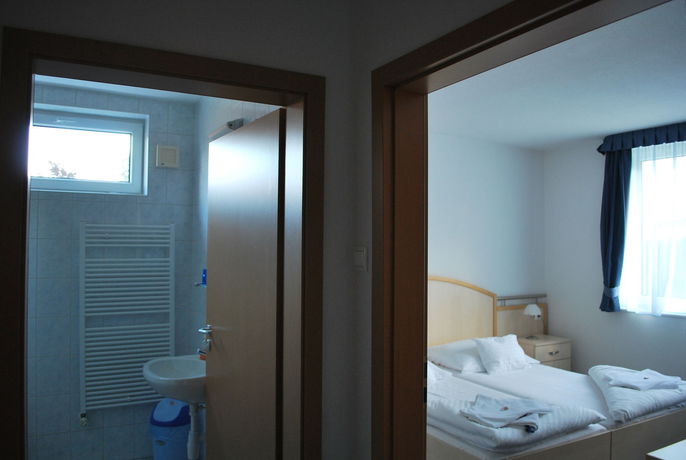 Imagen de los exteriores del Hotel Főnix B&uuml;kf&uuml;rdő. Foto 14