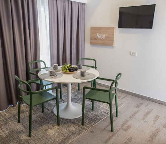 Imagen de la habitación del Hotel FoRest Village Resort. Foto 5