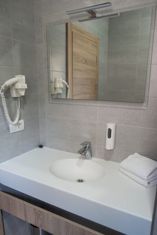 Imagen de la habitación del Hotel FoRest Village Resort. Foto 16