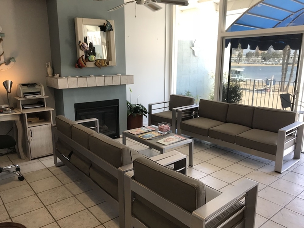 Imagen de los interiores del Hotel Foghorn Harbor Inn. Foto 19