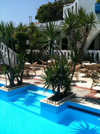 Imagen de la piscina del Hotel Folia Apartments. Foto 12