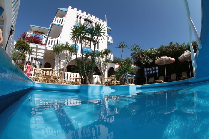 Imagen de la piscina del Hotel Folia Apartments. Foto 13