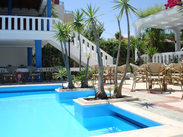 Imagen de la piscina del Hotel Folia Apartments. Foto 14