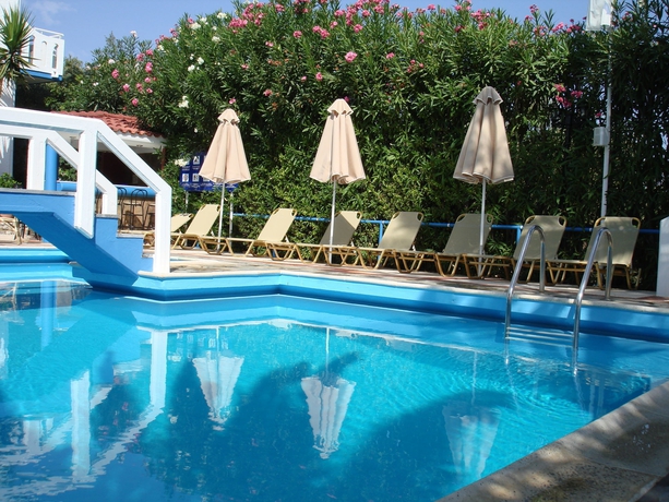 Imagen de la piscina del Hotel Folia Apartments. Foto 15