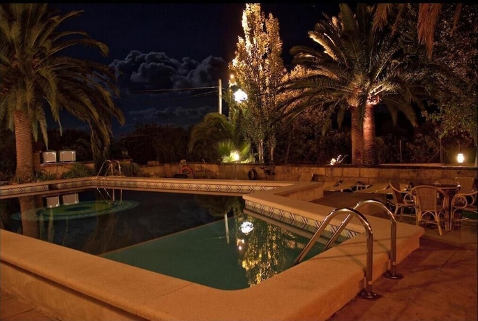 Imagen de la piscina del Hotel Fonda Las Palmeras. Foto 16