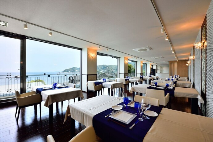 Imagen del bar/restaurante del Hotel Fontaine Bleau Atami. Foto 15