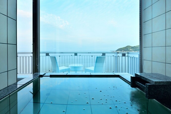 Imagen de la habitación del Hotel Fontaine Bleau Atami. Foto 17