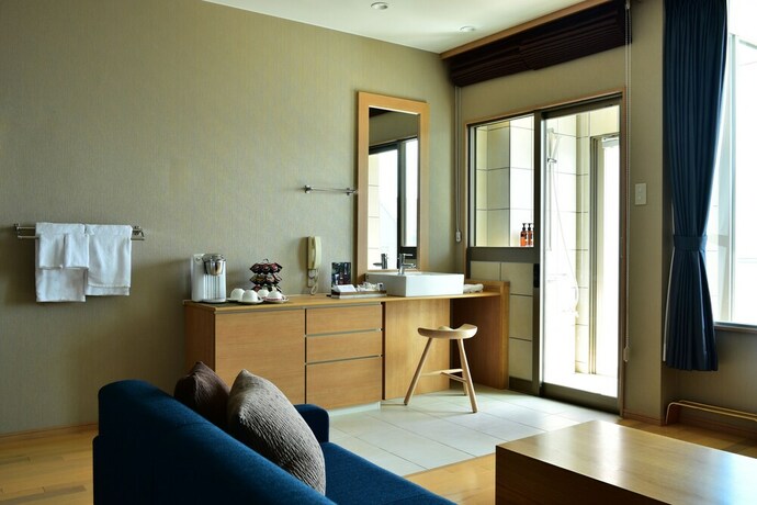 Imagen de la habitación del Hotel Fontaine Bleau Atami. Foto 20