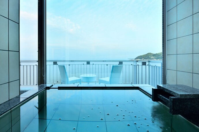 Imagen de la habitación del Hotel Fontaine Bleau Atami. Foto 27