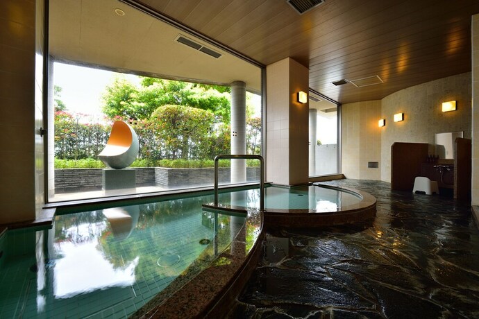 Imagen de la piscina del Hotel Fontaine Bleau Atami. Foto 40