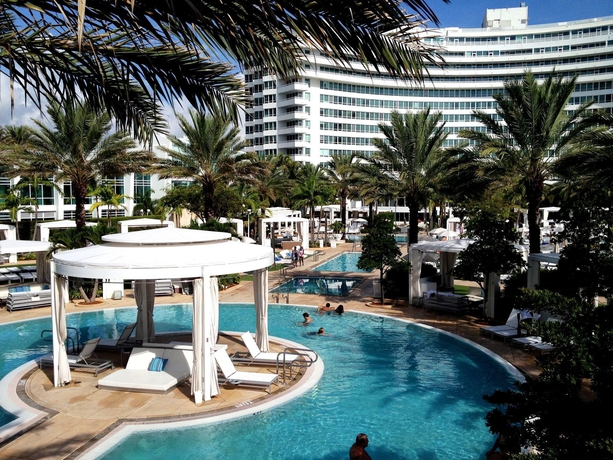 Imagen de la piscina del Hotel Fontainebleau Miami Beach. Foto 16