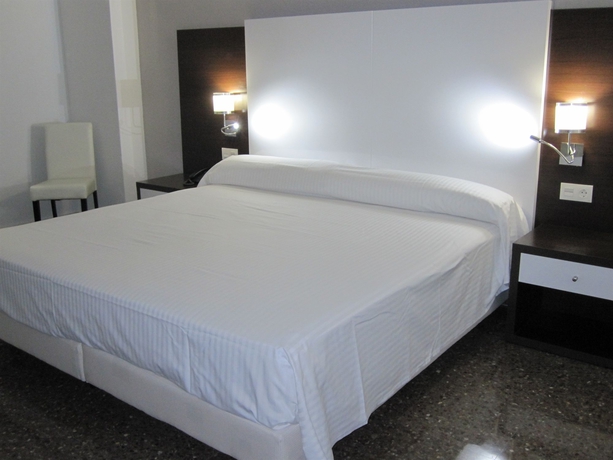 Imagen de la habitación del Hotel Fontana Plaza. Foto 8