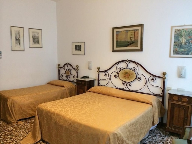 Imagen de la habitación del Hotel Fontana, Venecia. Foto 13