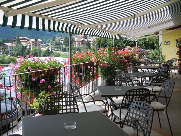 Imagen de los exteriores del Hotel Fontanella, Molveno. Foto 7