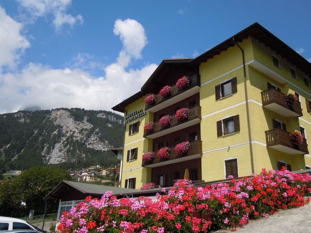 Imagen de los exteriores del Hotel Fontanella, Molveno. Foto 11