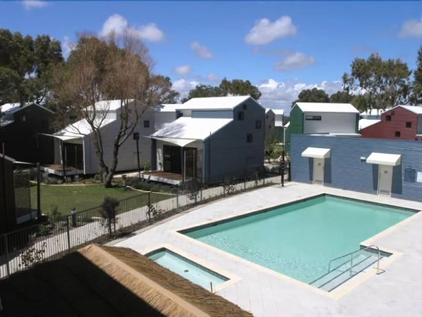 Imagen de la piscina del Hotel Footprints at Preston Beach. Foto 18