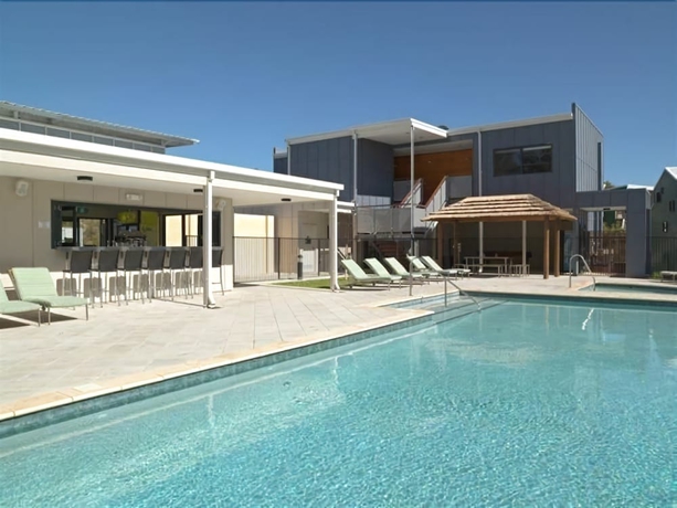 Imagen de la piscina del Hotel Footprints at Preston Beach. Foto 19