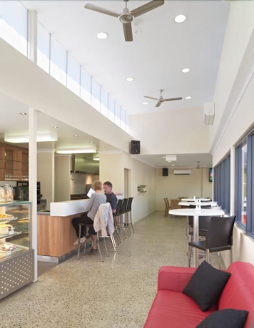 Imagen del bar/restaurante del Hotel Footprints at Preston Beach. Foto 4