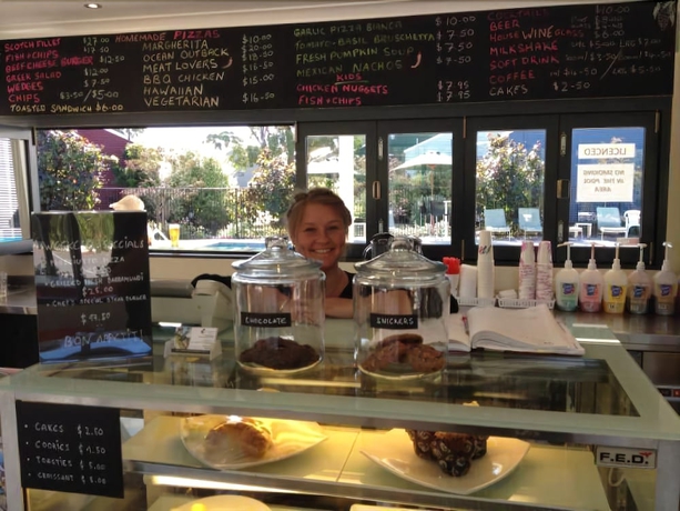 Imagen del bar/restaurante del Hotel Footprints at Preston Beach. Foto 5